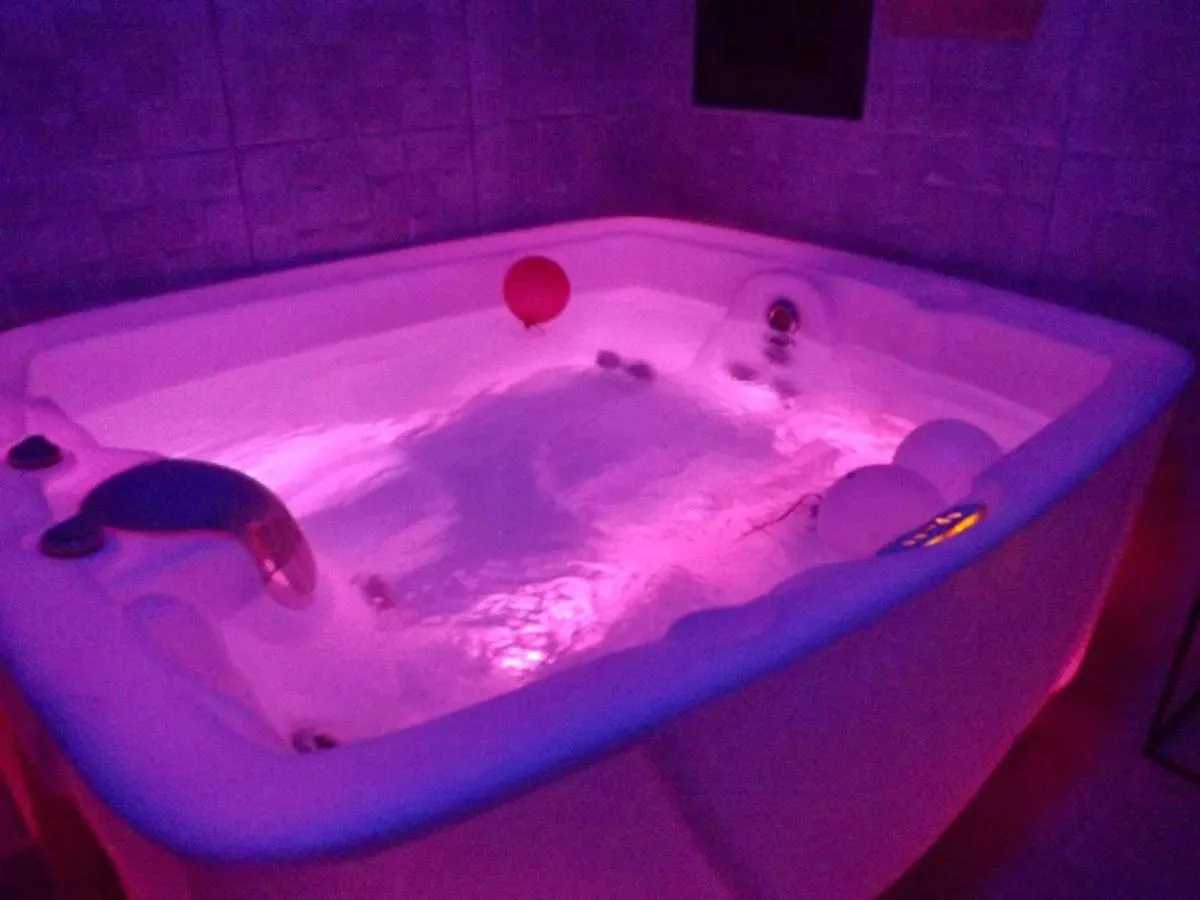 La Suite Cote Pool-House Piscine, Sauna & Jacuzzi Privatifs Istres Guest house